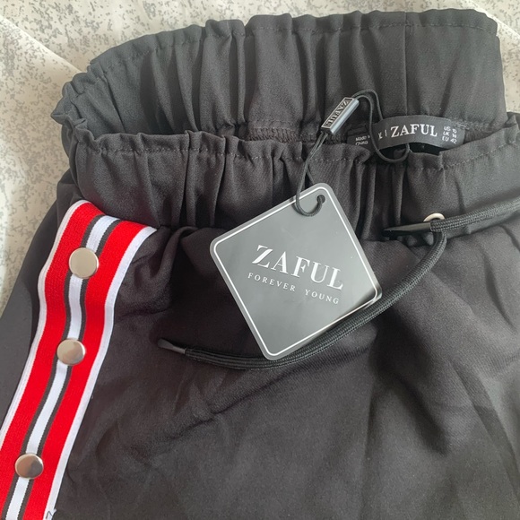 CUTE SET ♥️🖤 Track-style shorts & bralette - Picture 4 of 4